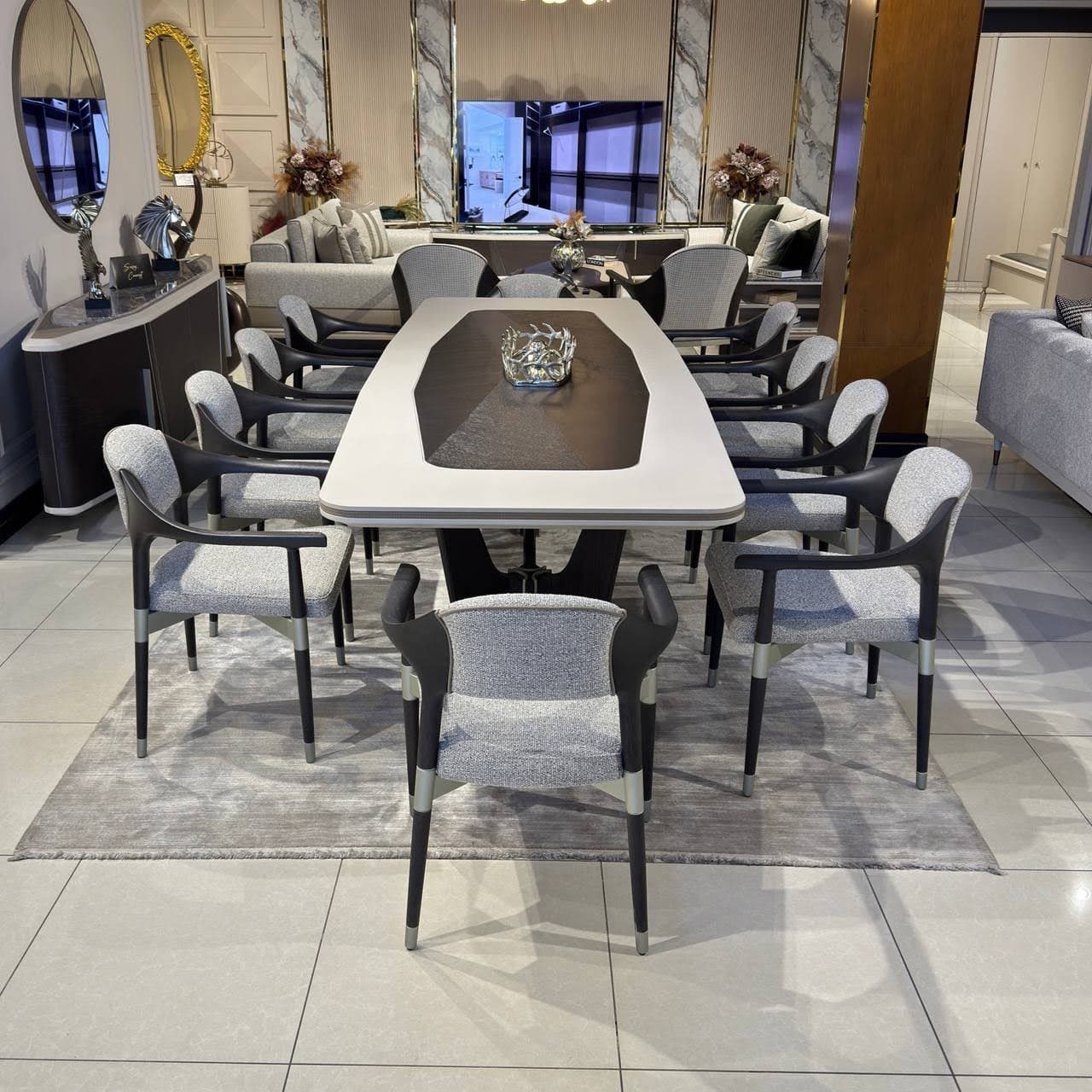 Skyline - Table — set for 10 guests
